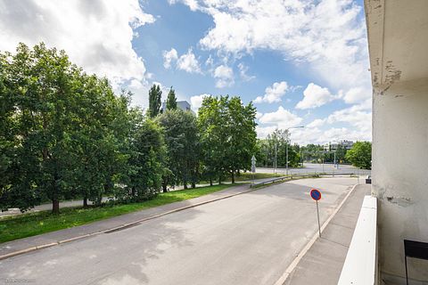 Image 8/8