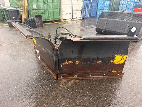 Image 4/8