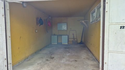Image 2/9