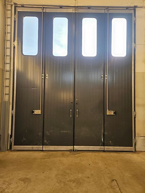 Image 4/6