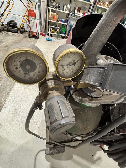 Image 2/8