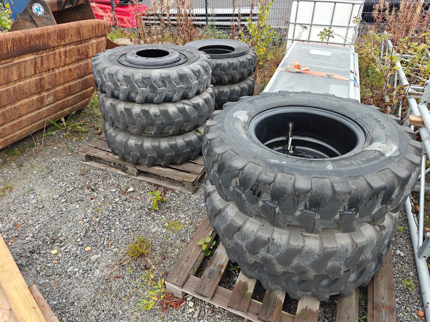 Image 1/2