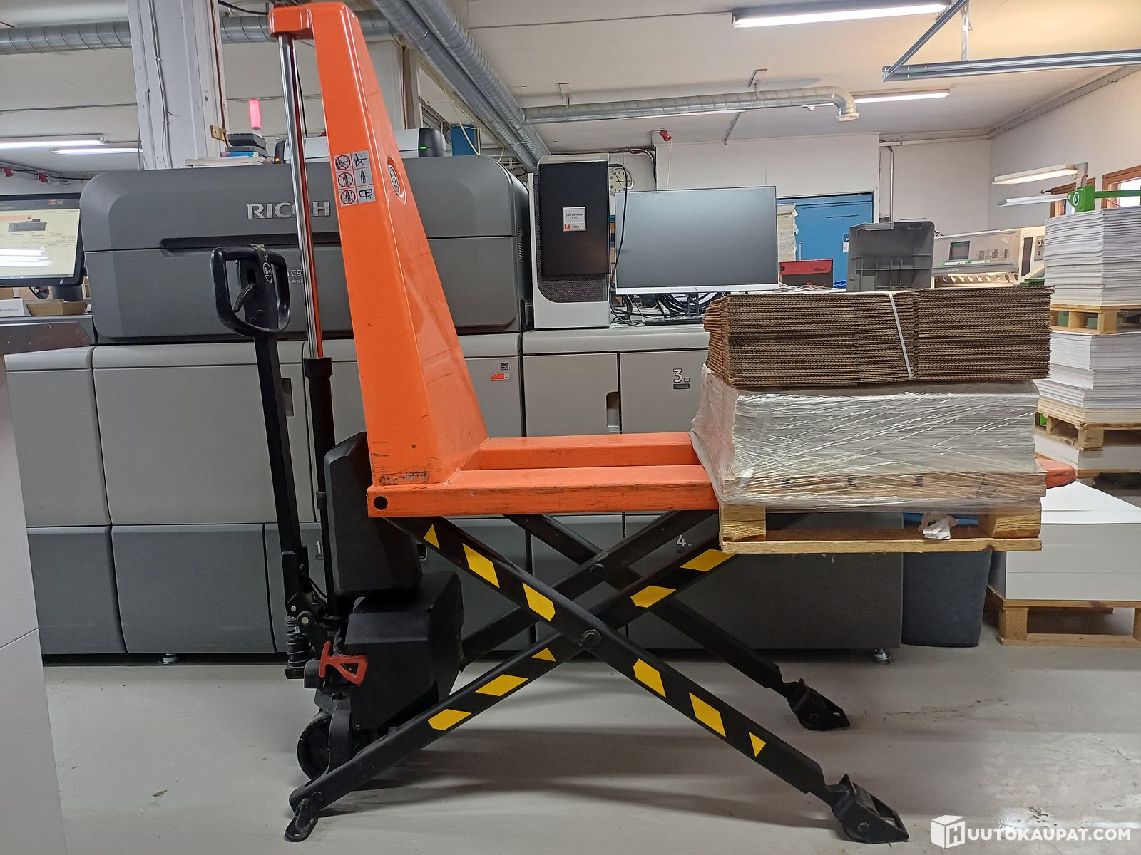 BT Lifter saksihaarukkavaunu / korkealle nostava pumppukärry ...