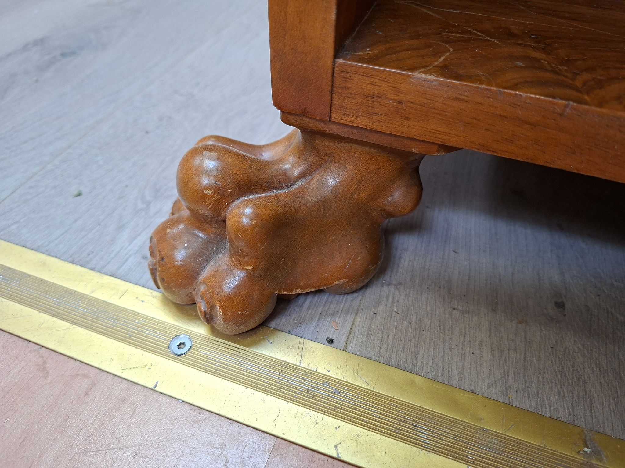 Image 3/8